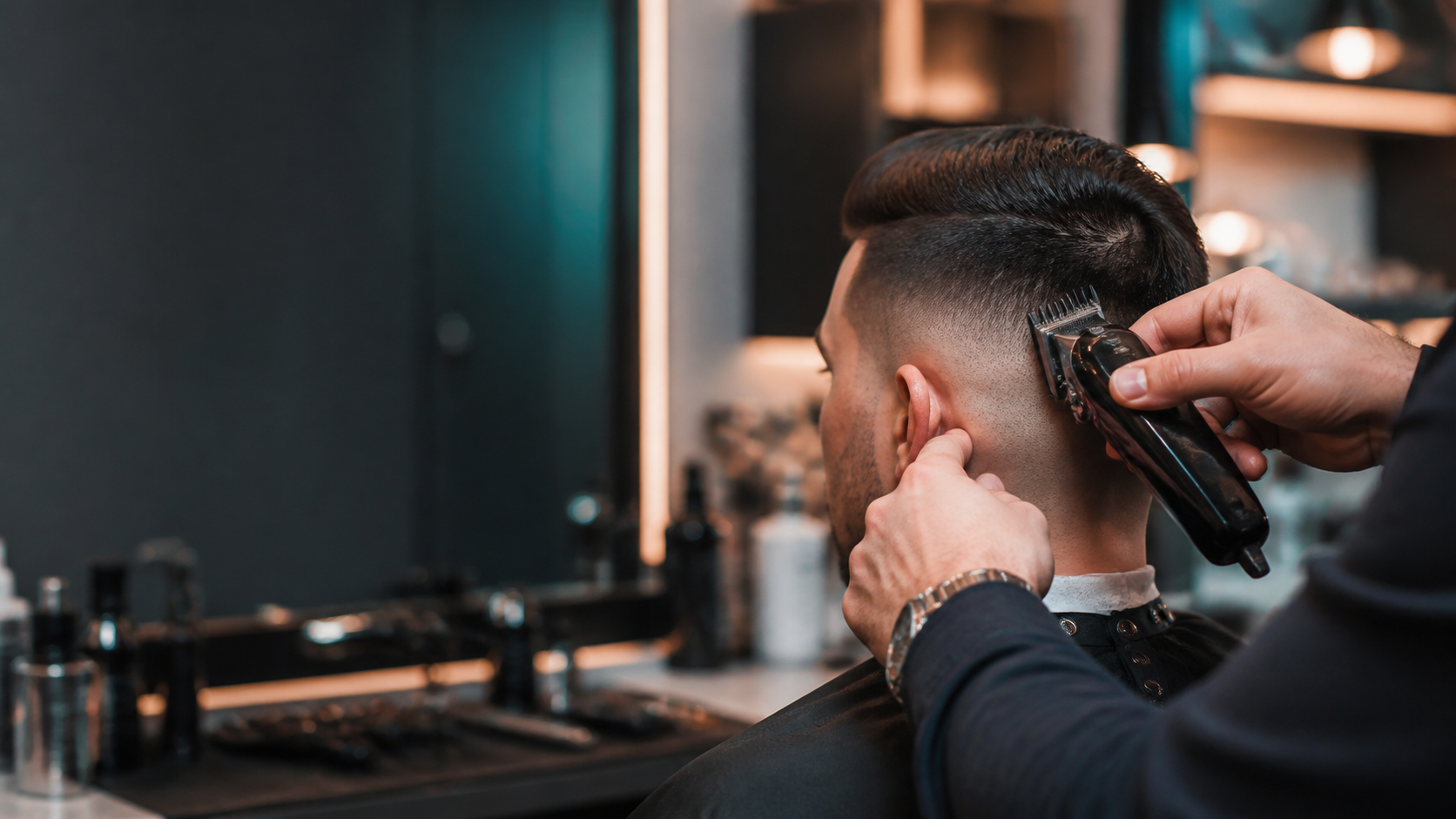 Corte degradê em barbearia moderna